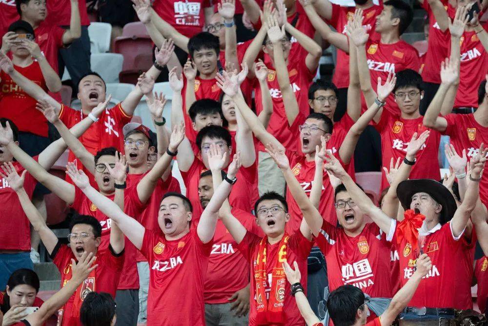 爱游戏登录入口-体育竞技场面激烈刺激，球迷心情澎湃