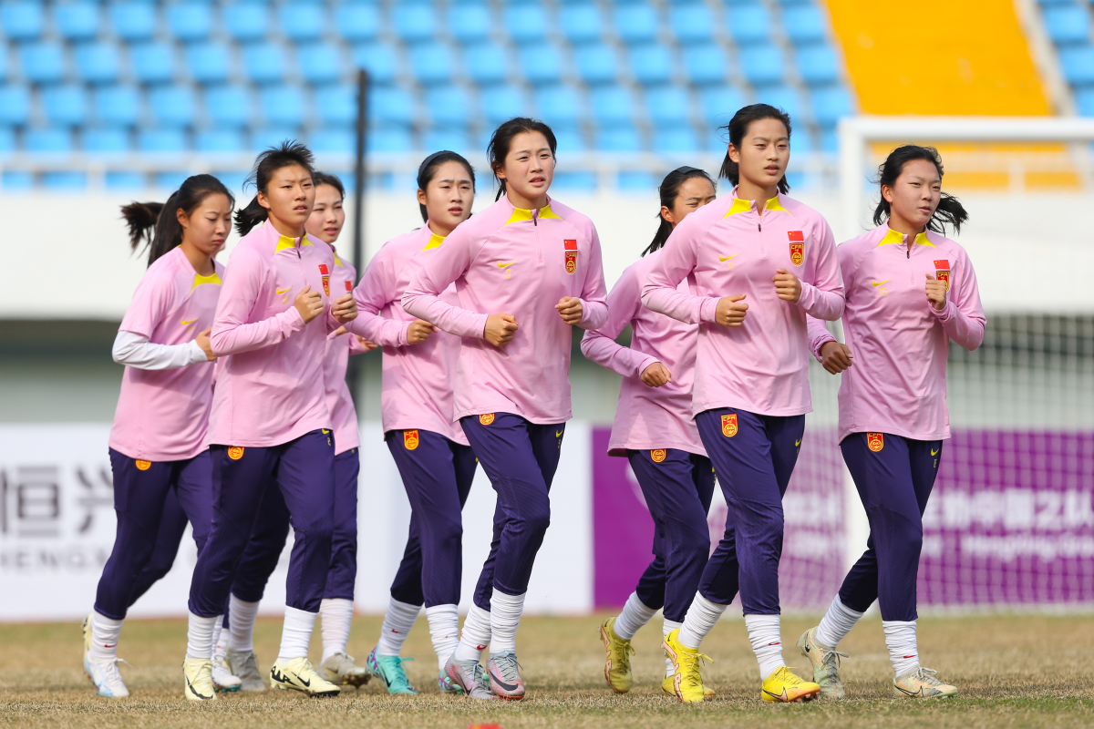 国内女足比赛中，球队表现抢眼获得重要胜利