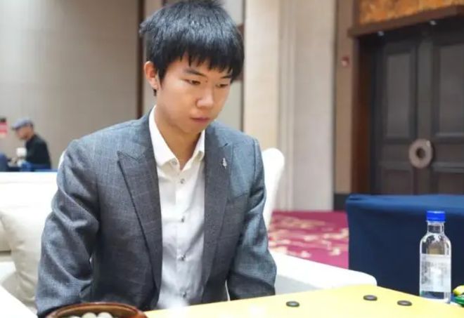 关于劲敌交锋，谁能领先一步站上巅峰？的信息
