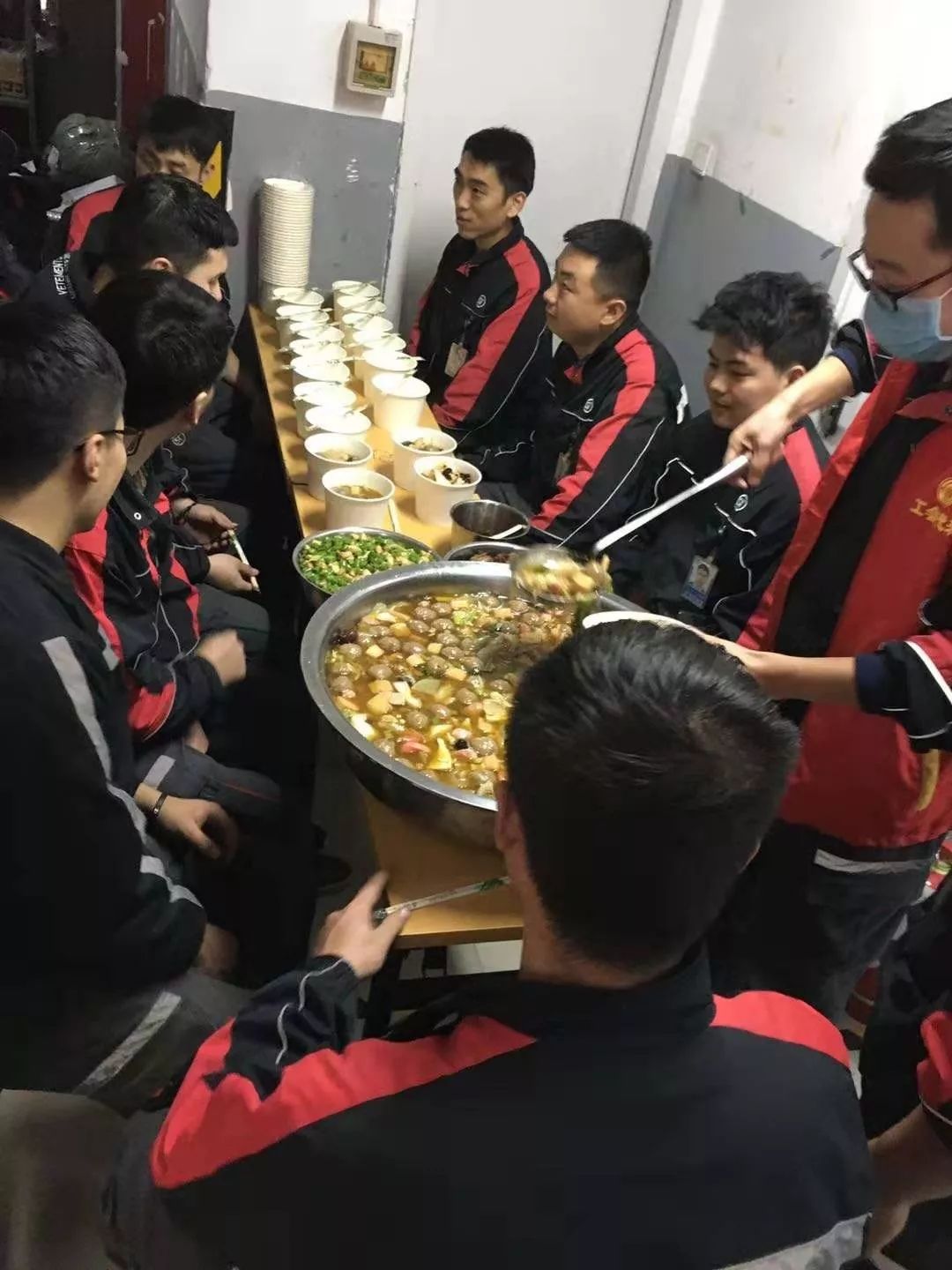 关于汉堡SV欲赢得胜利，全队团结奋战的信息