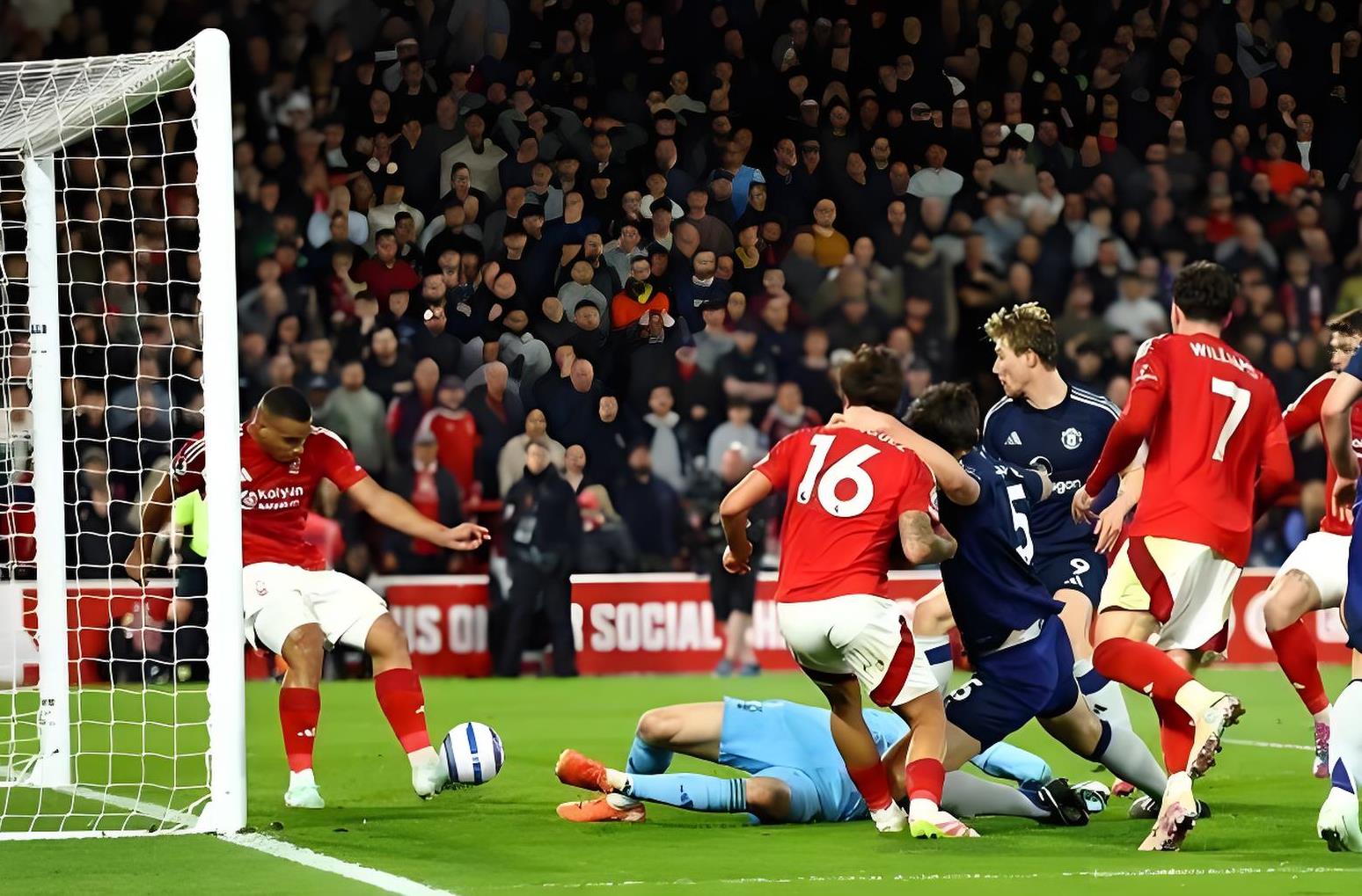 曼联与对手展开激烈碰撞，取得惊险胜利！