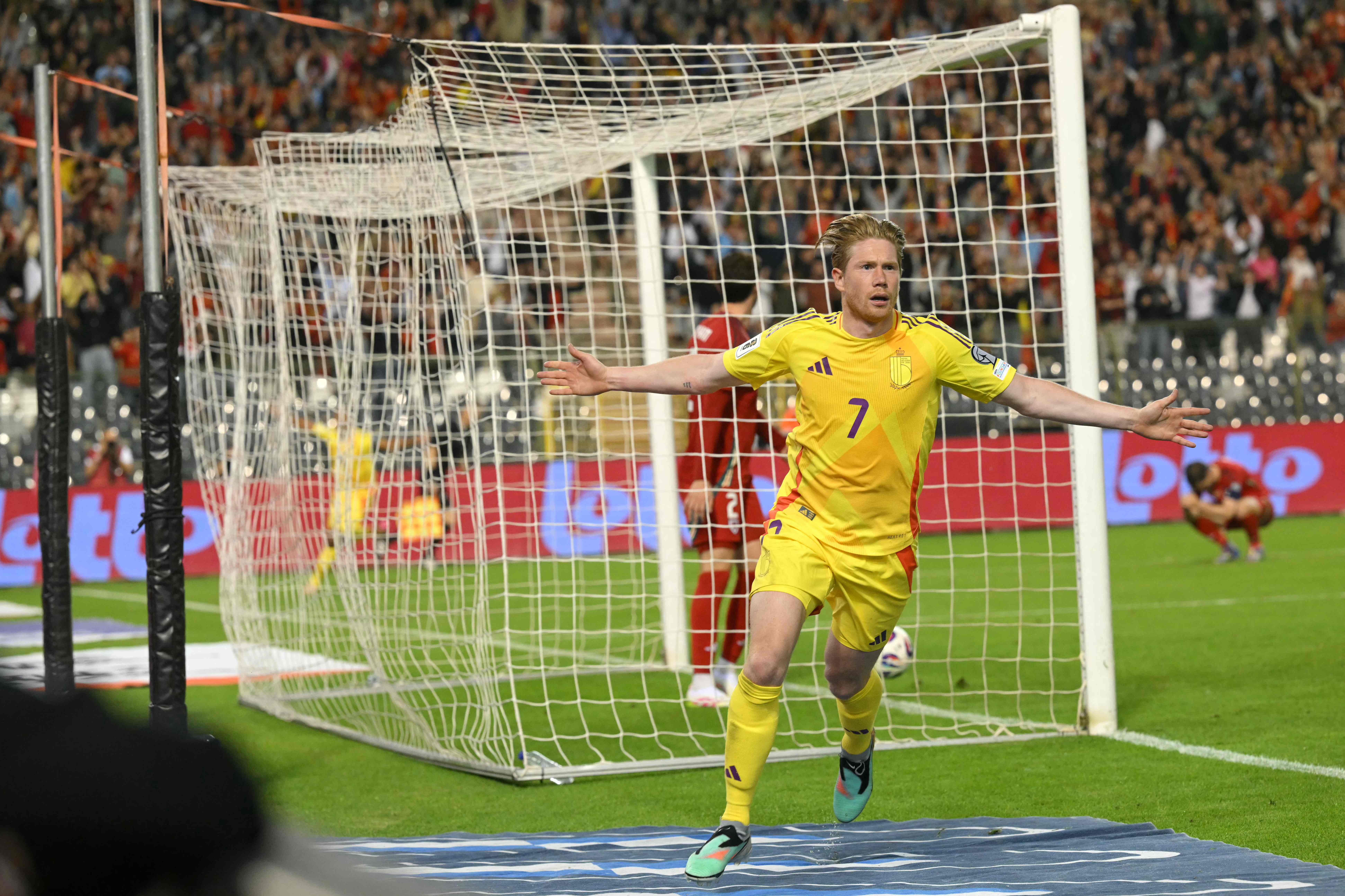 足球竞技场上直面风浪,胜利渐近 足球竞技场上直面风浪,胜利渐近