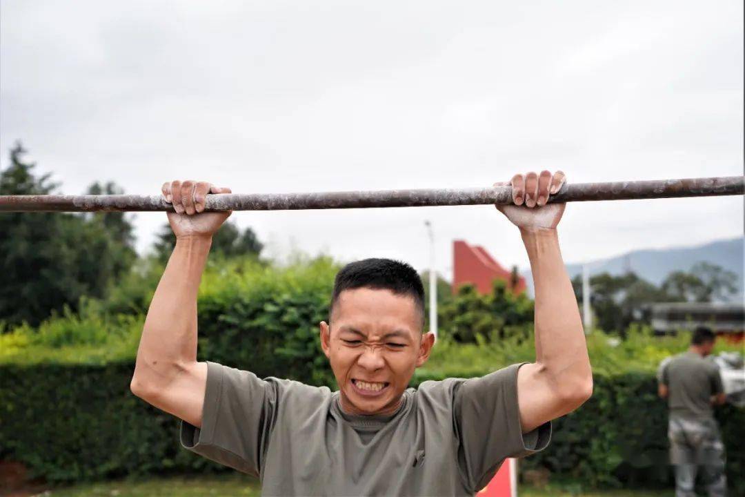 运动员拼尽全力，决心争夺冠军殊荣