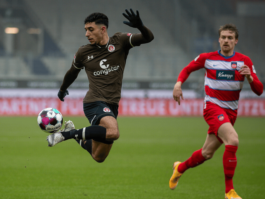 关于多特蒙德客场遭遇失利，卫冕冠军前景堪忧的信息