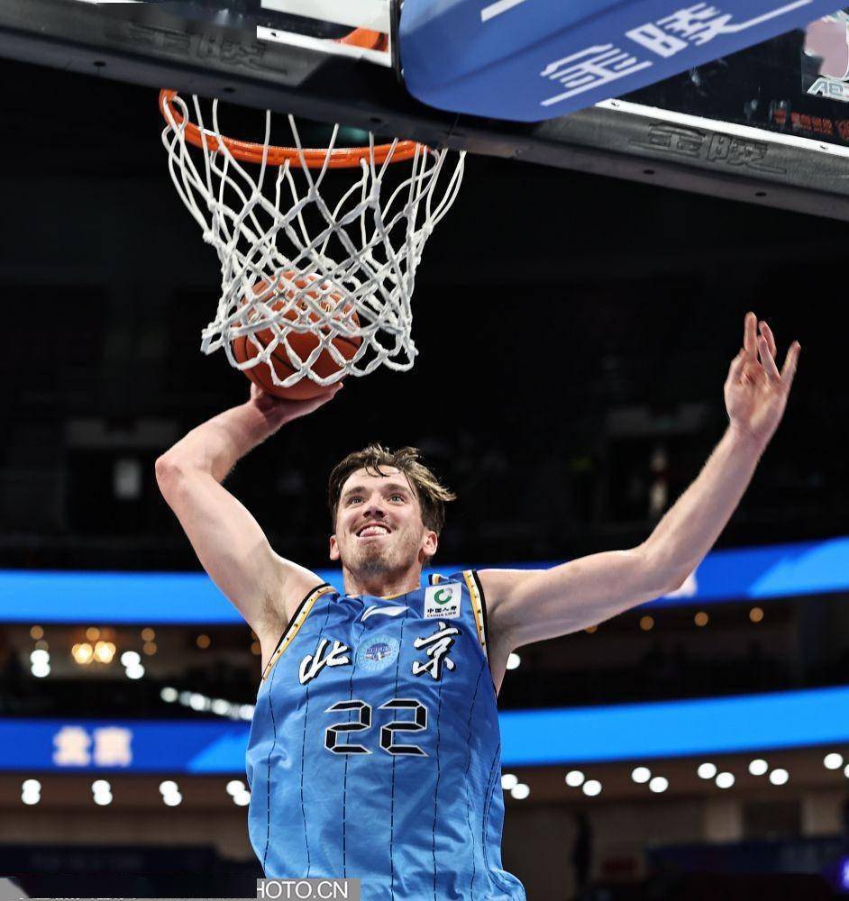 爱游戏app-包含沃尔夫斯堡后防失误频发，连续遭遇失利的词条