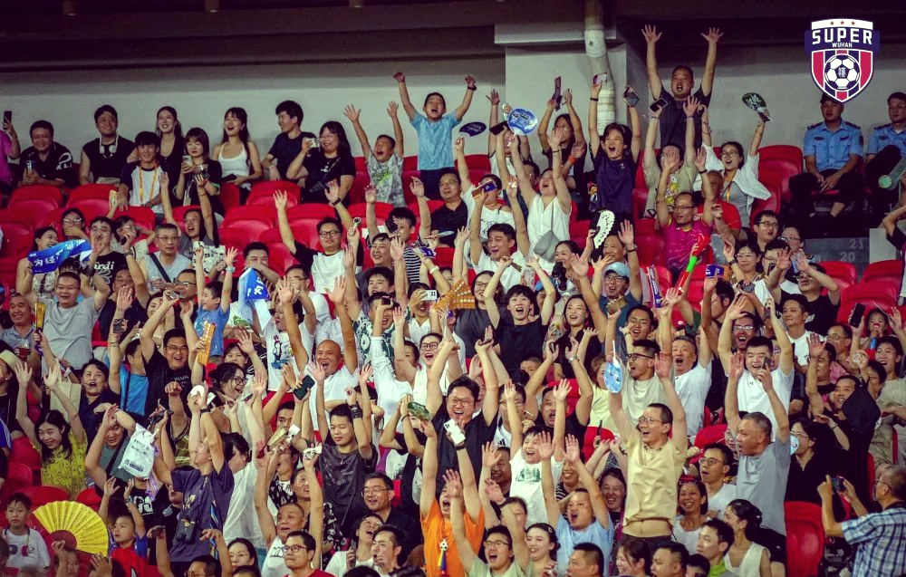 爱游戏体育官网-国内足球盛事再掀热潮！两支顶尖球队互相交锋的简单介绍