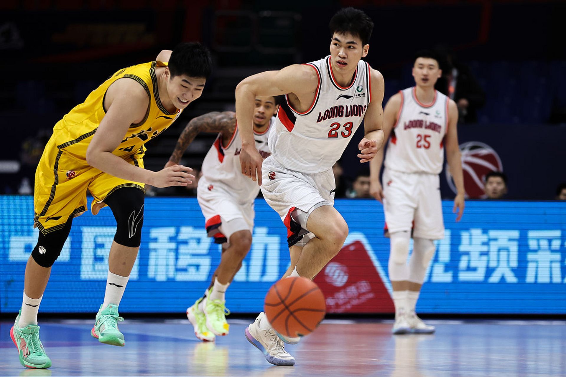 江苏男篮逆转取胜，终结上海队连胜