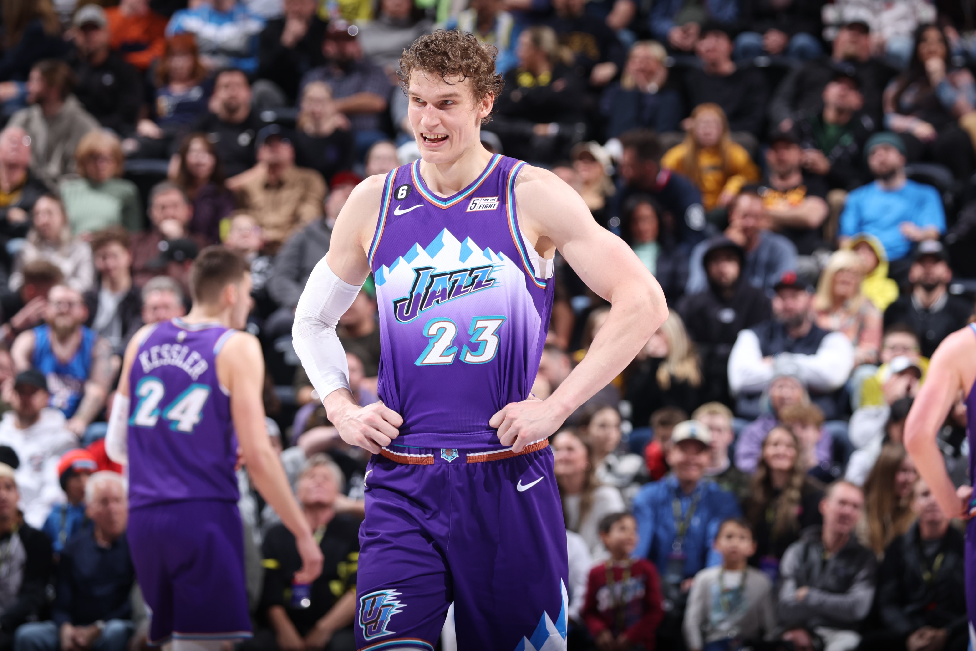 爵士队员亮相,助球队取得必胜 爵士队员亮相,助球队取得必胜